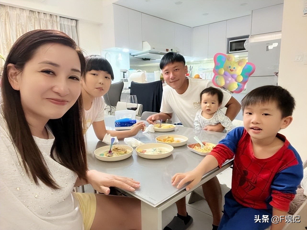 TVB男艺人张颖康一家人为太太庆生 主动亲吻麦雅致脸颊很恩爱