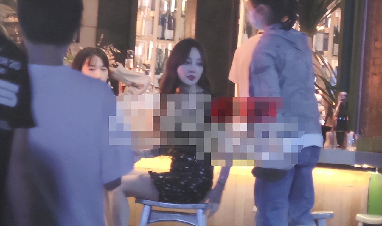 李小璐现身酒吧被批，穿着清凉露出大白腿，俩助理蹲地上为其穿鞋