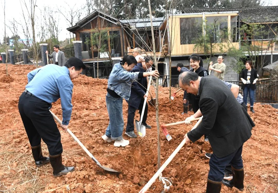 创国家森林城市 建怀化绿色家园 黎春秋王建球李万千印宇鹰等参加义务植树活动
