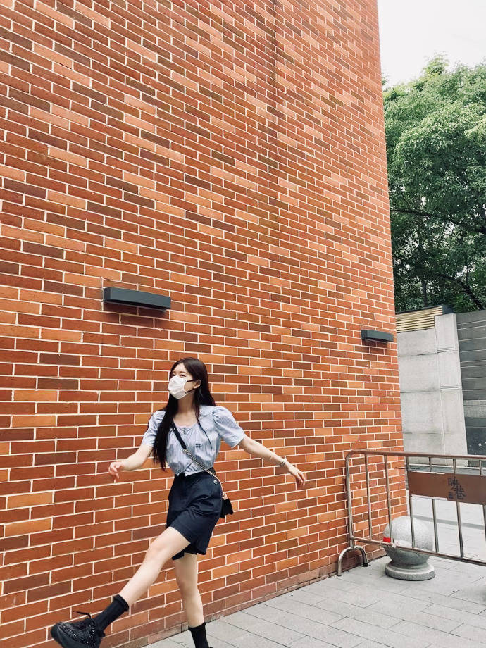 赵露思晒面包房live图随拍 开心吃面包享受假期