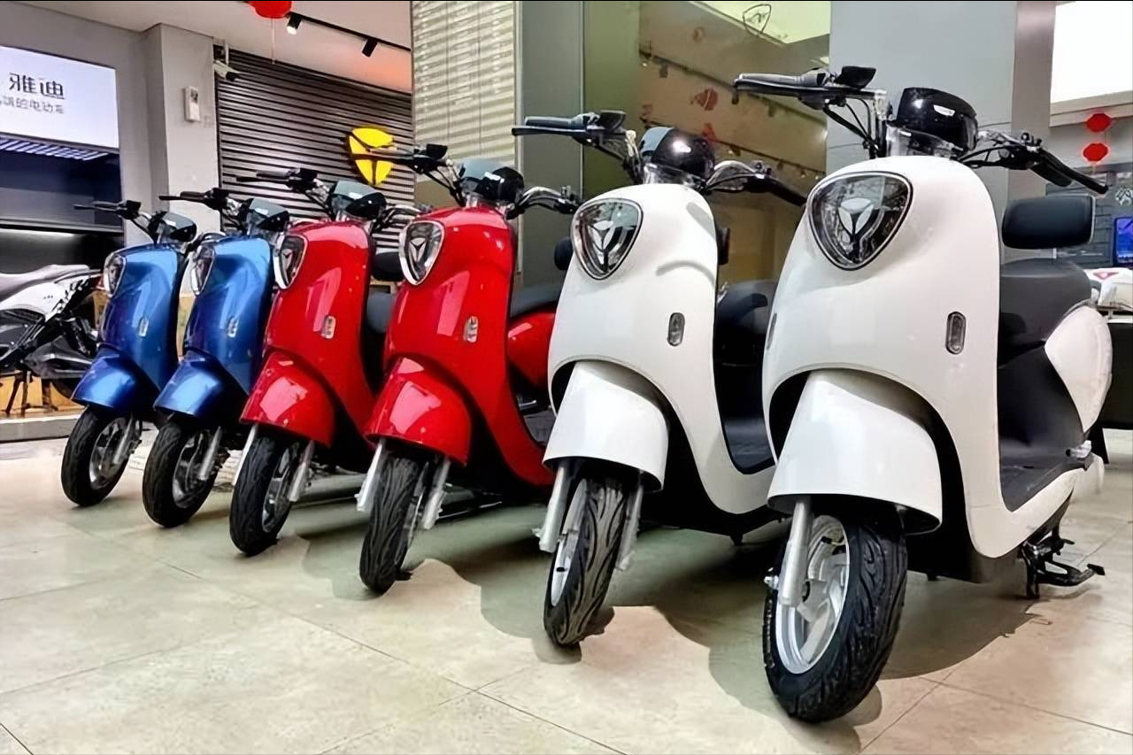 夏天如何提高電動(dòng)車的電池壽命，三點(diǎn)充電方式要記牢，別再充錯(cuò)了