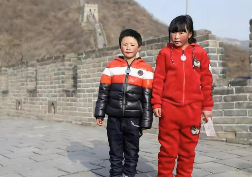 昭通市的政府工作人员走访了转山包小学以及鲁甸县其他高寒山区的学校