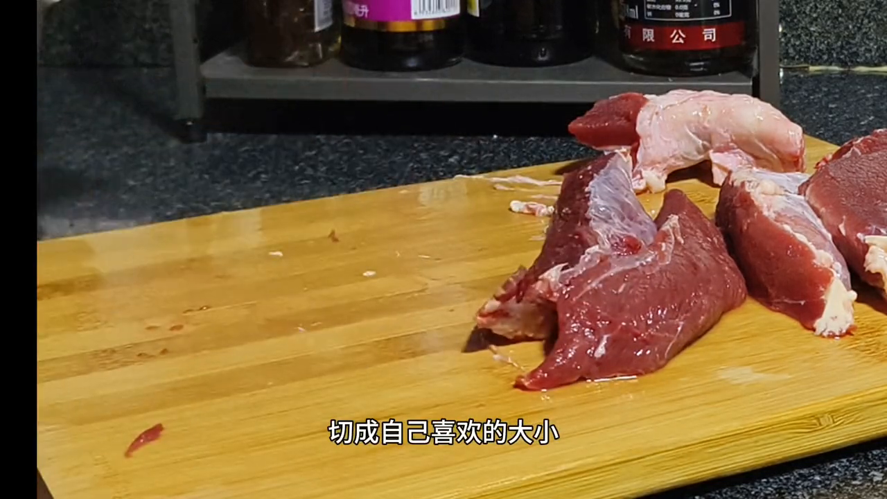 番茄烧牛肉的做法(鲜香多汁，番茄烧牛肉的家常美味)