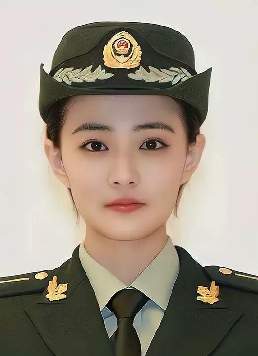 24明星军装女神美照，气质唯美，自信从容，美丽大方
