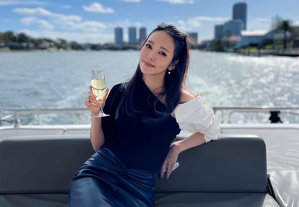 43岁侯佩岑坐游艇出海，拿香槟晒长裙美照，姐姐的状态和气质超好