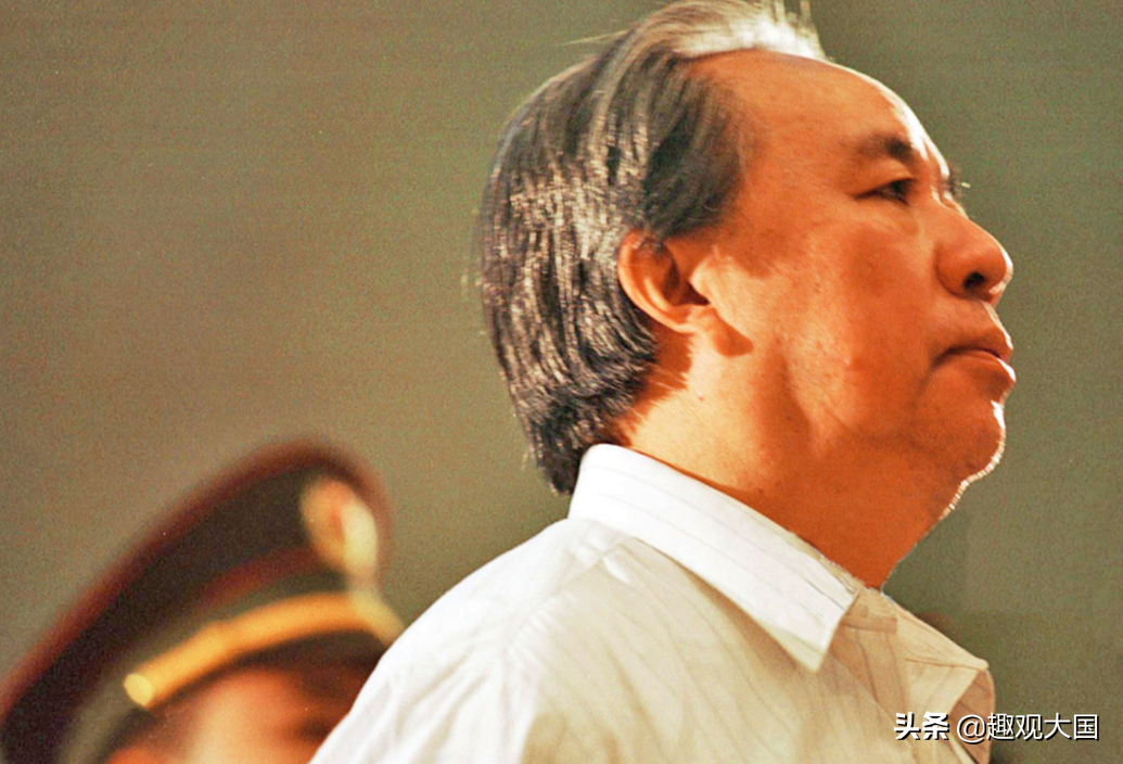 1999年首富牟其中入狱 妻子早已离去 小他28岁的小姨子不离不弃 天天看点