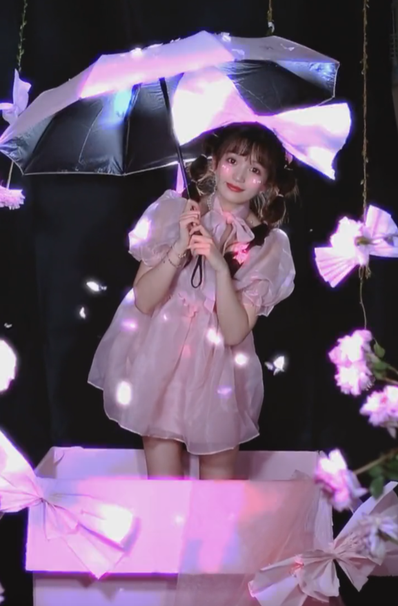 大学封校，美女大学生在宿舍“拍大片”，道具专业，分工明确