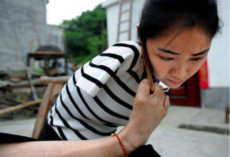 “折翼天使”杨佩：9岁失去双臂，23岁一夜爆红，如今身价上千万