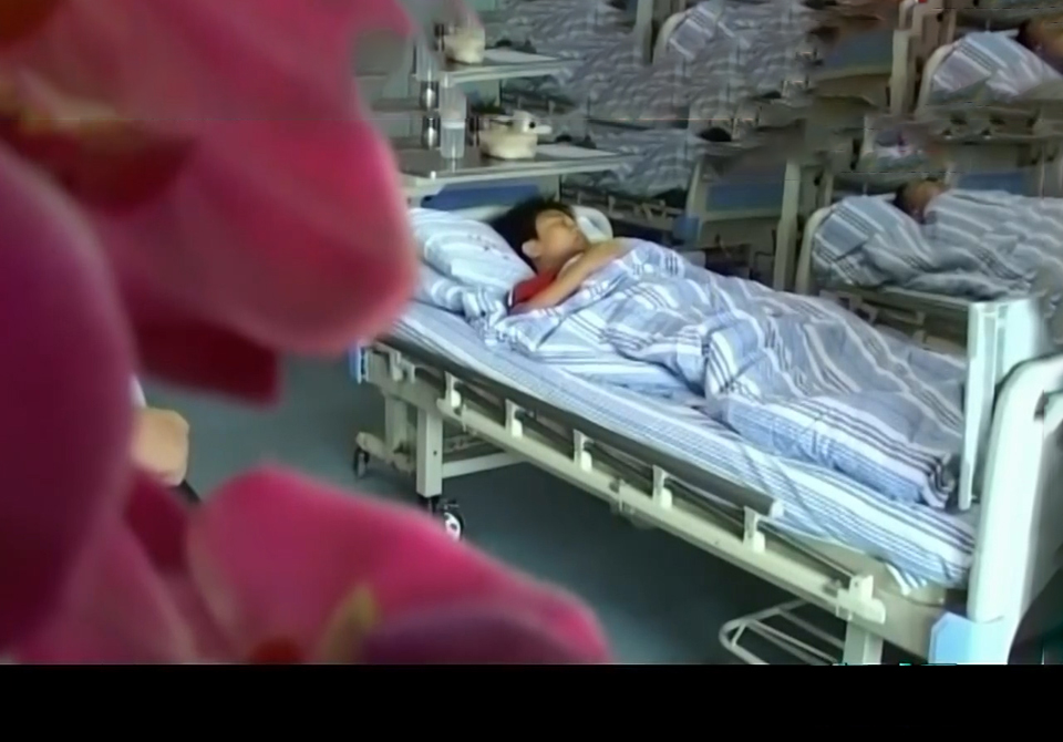 11年湖南新人欢喜结婚，喜宴数十亲朋却掩面哭泣，真实原因没想到