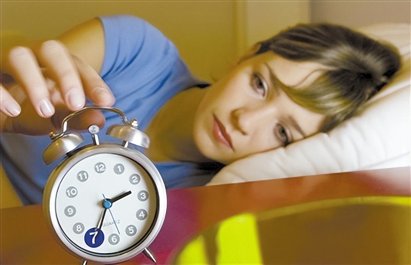 晚上睡不着闭着眼，能减少熬夜带来的危害吗？告诉你如何挽救伤害