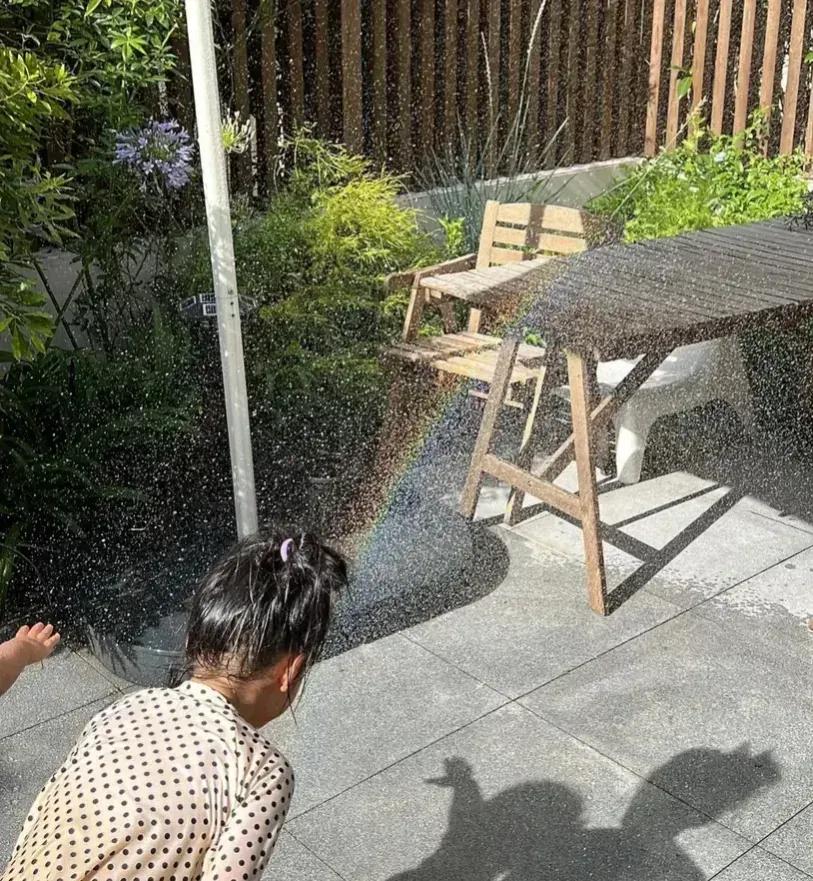 陈赫家俩女儿长大，夏日豪宅内玩水