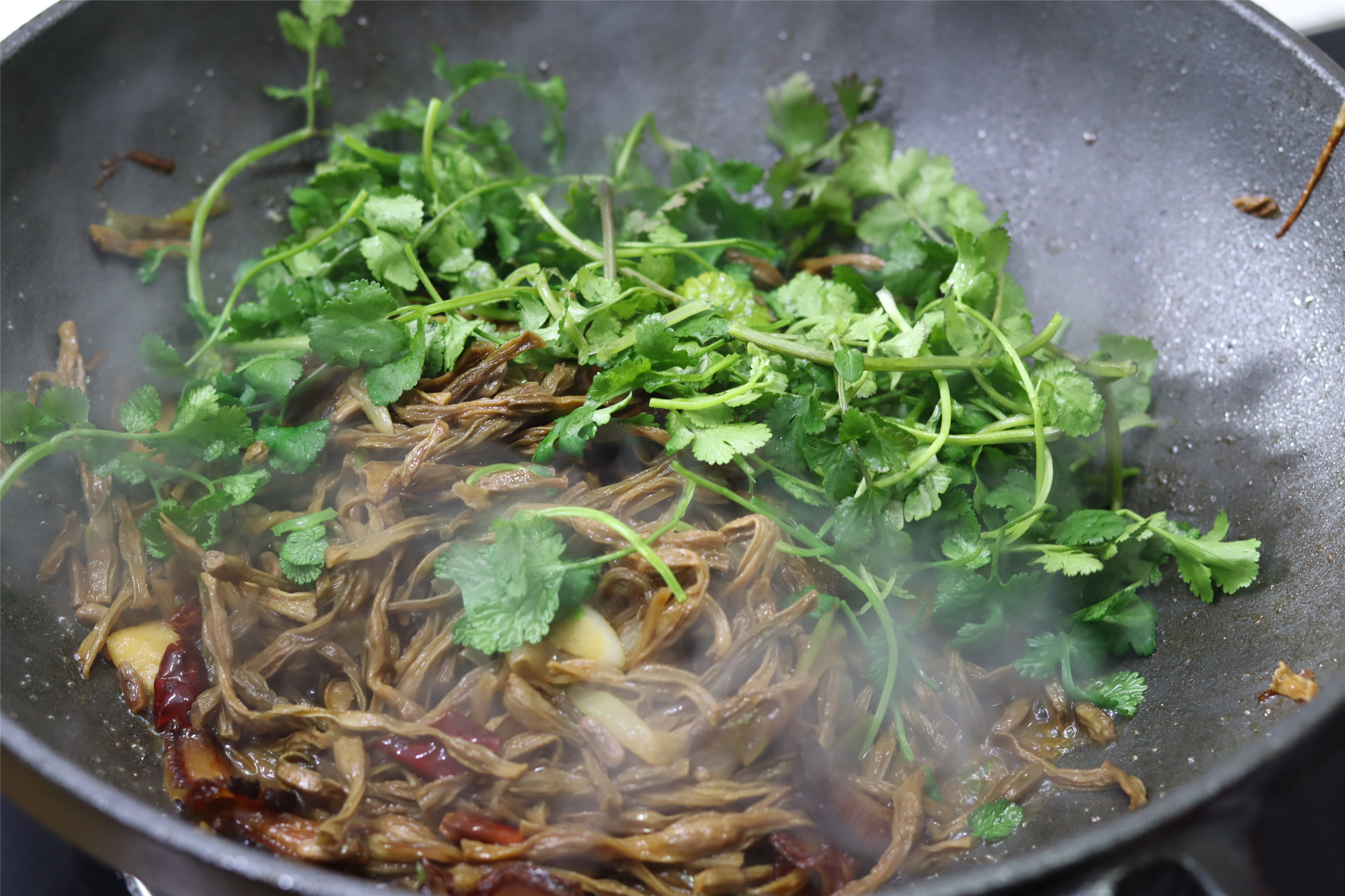 吃干豆角，要记住“先油后水”，熟得快还软乎，味道香入味好吃