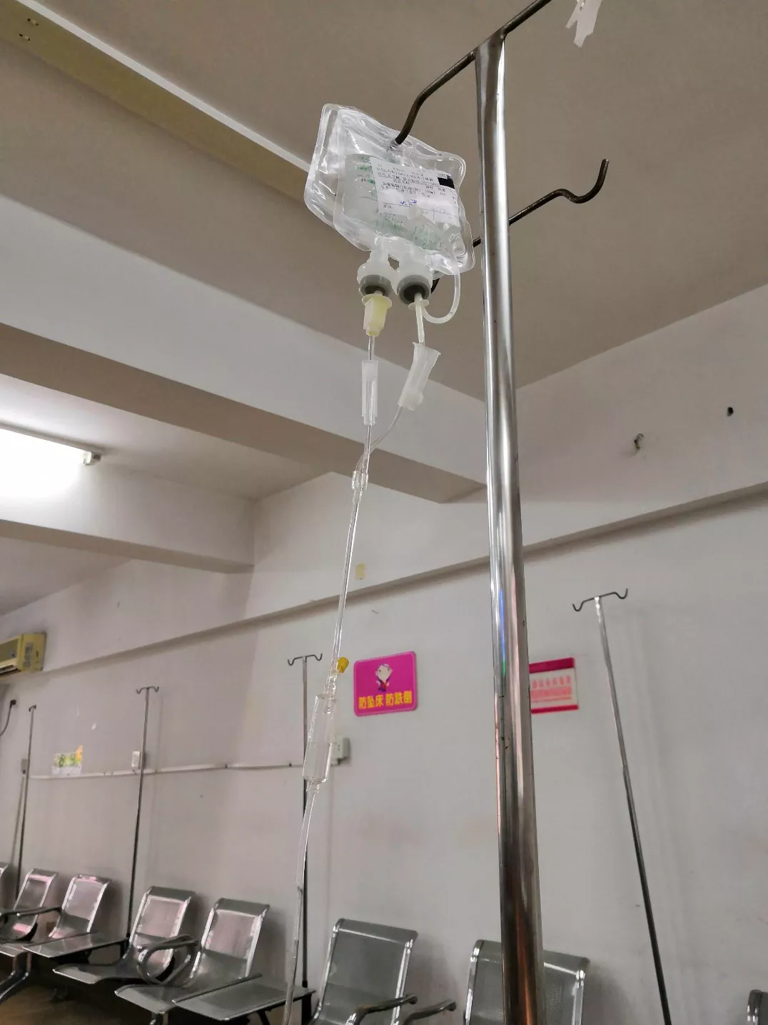 有很多网友跟我说，他们在一个小诊所里面输液啊，老百姓说吊水啊，这病就好了