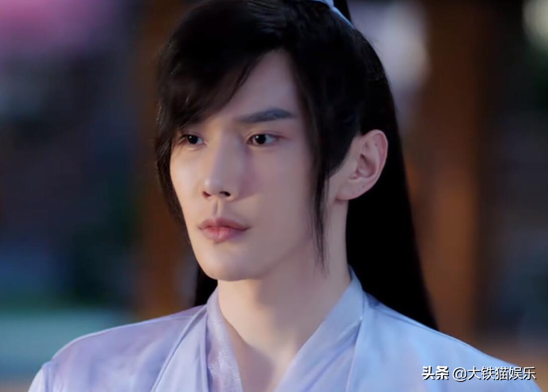 相貌平平却一直演男主的8位男星，扮酷耍帅演霸总，谁最让人尴尬