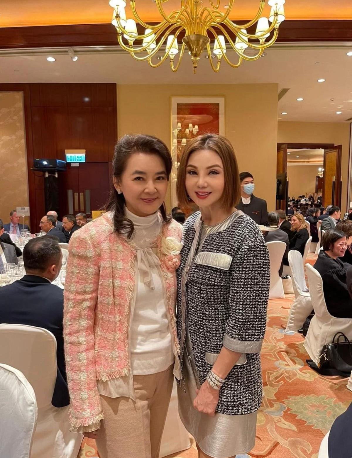 65岁自然老去的胡慧中，穿着高调时髦又洋气，到老都气质优雅