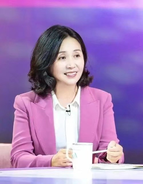 55岁黄菡,倒追老公恩爱30年,女儿长相甜美清秀可人