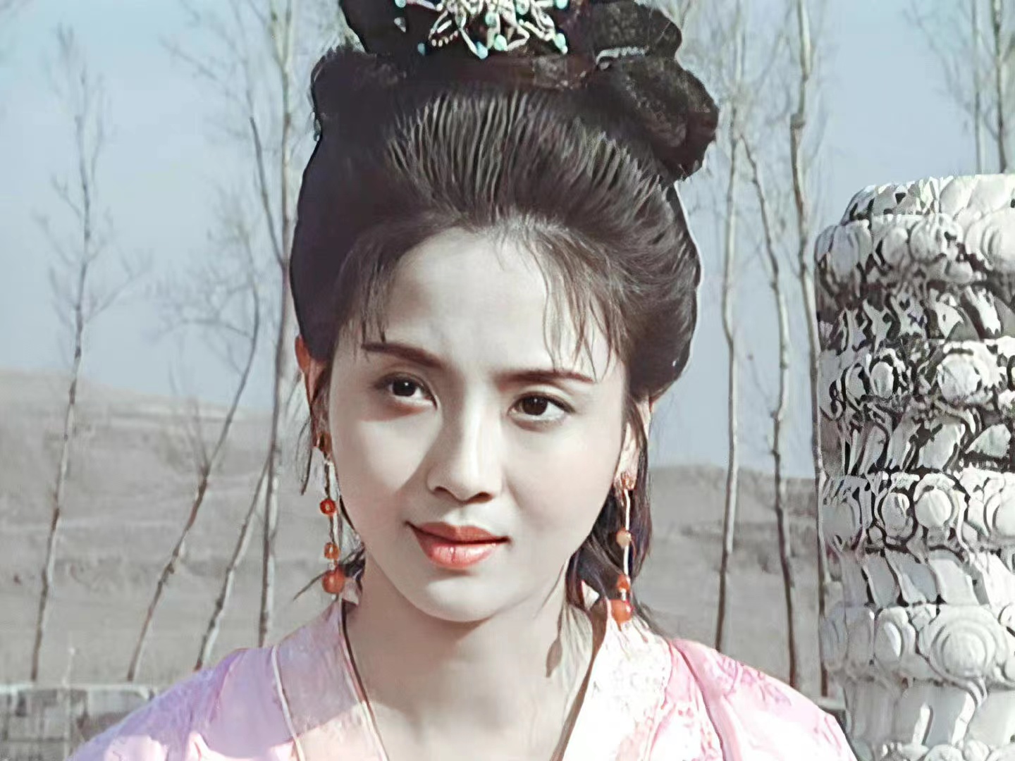 剧里土气十足的大妈，年轻时个个是风华绝代的大美人，差距太大了