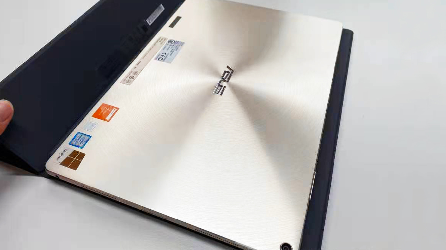 比笔记本电脑便携好用，这款华硕平板，2.8k屏幕娱乐体验出色