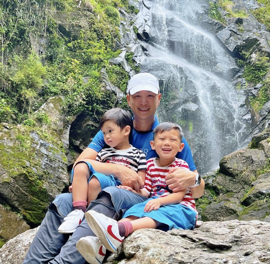 胡杏儿丈夫周末带儿子外出就餐，兄弟俩吃出表情包一脸满足