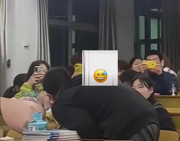 男大学生在教室当众表白，没经过女生同意就“强吻”，旁观者怒了