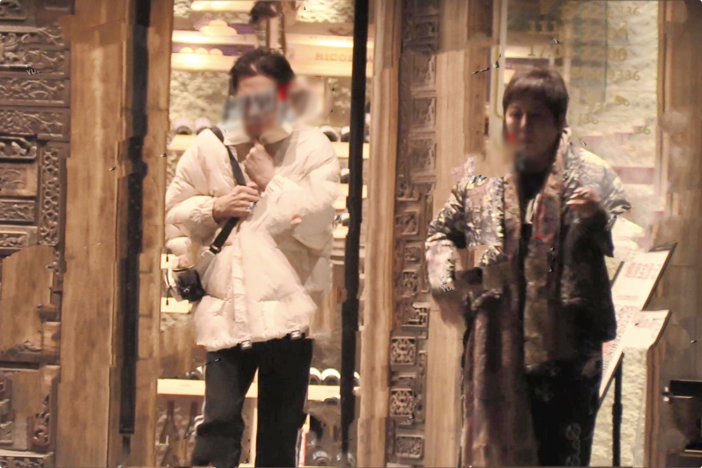 向太一家五口外出就餐，郭碧婷向佐牵手走出，女儿扎冲天辫萌态足