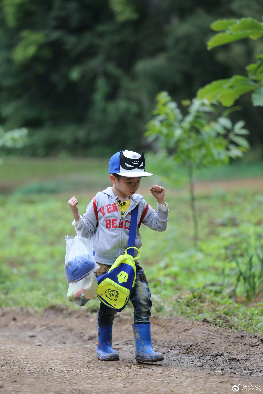 8年过去，杨阳洋长得和杨威一样高了，但网友却不买账了