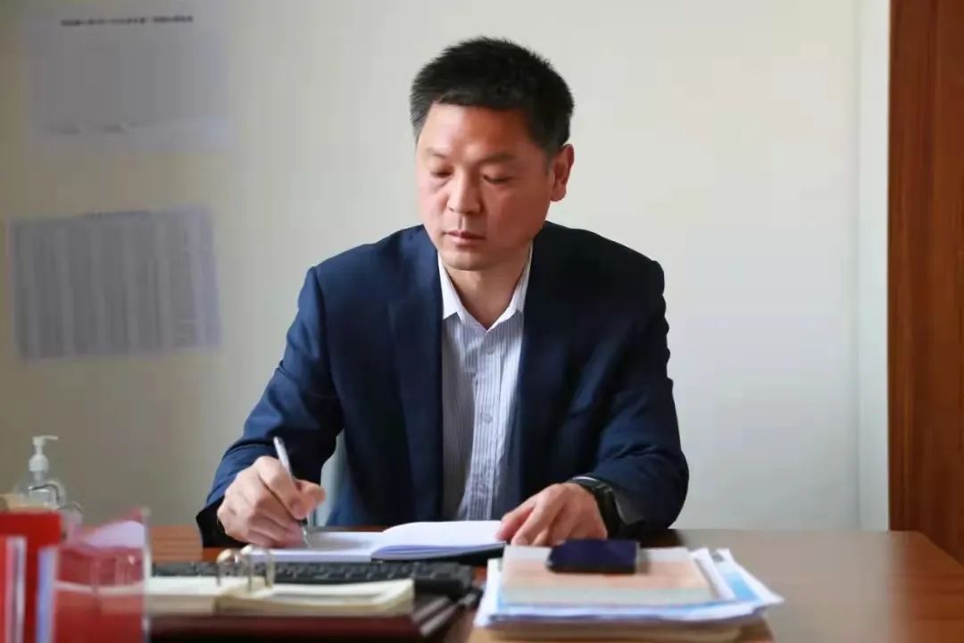 「超暖心」 为邯郸好校长舍身救人点赞
