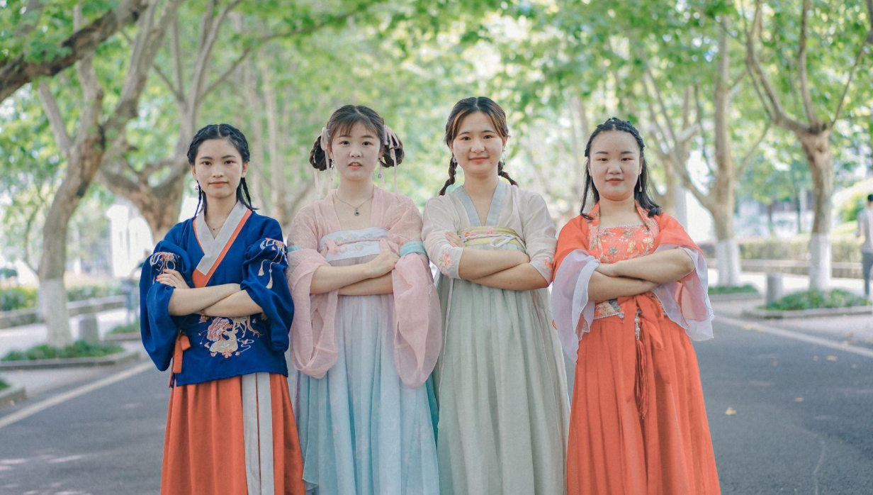 高校男生拒绝博士帽，改穿“进士服”拍毕业照，这身行头不简单啊