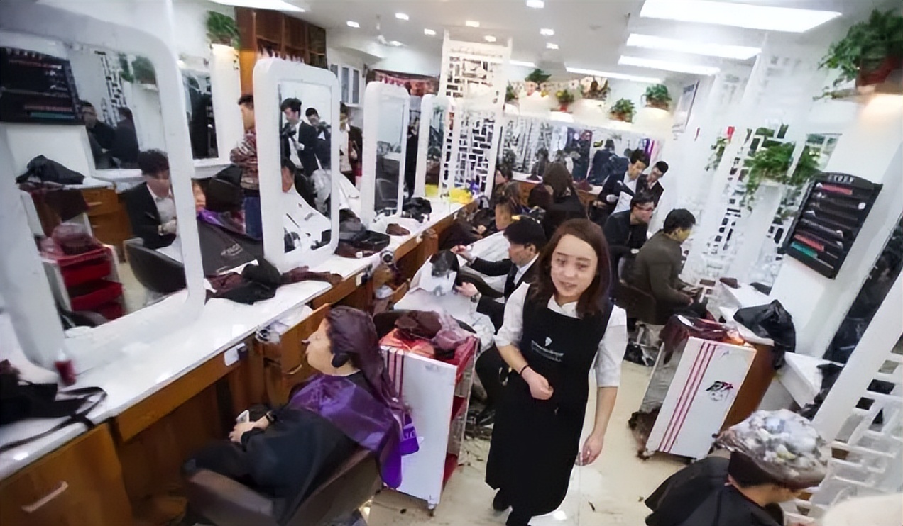 广东老板开理发店，利用“理发送手机”，一年盈利237万，学学？