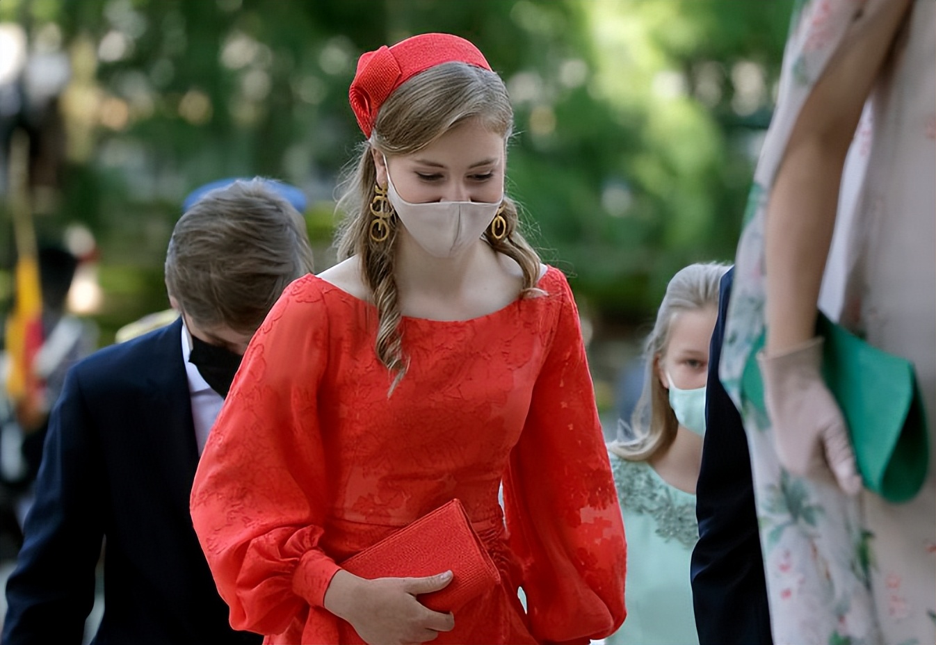 被比利时女王储美到！一袭红裙挽着小王子，好似童话故事里的画面