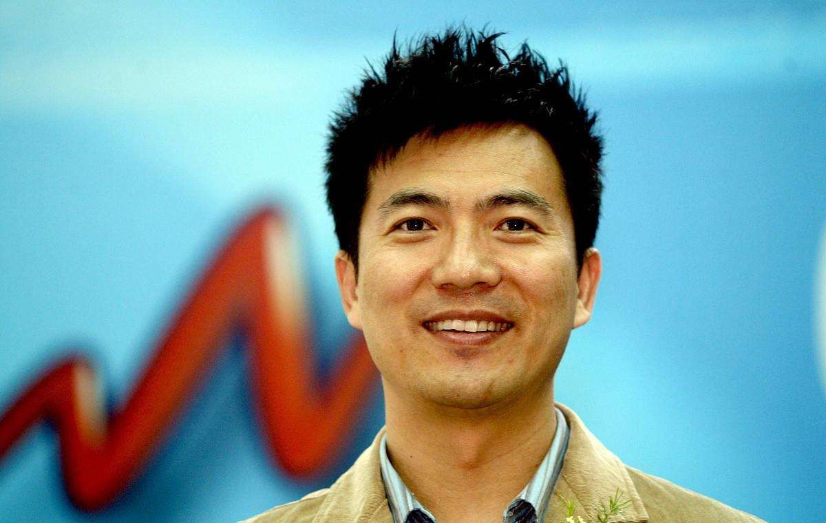 女足夺冠了，这个54岁的男人在演播厅哭了