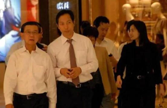 仁恒置地董事長鐘聲堅初中畢業(yè)，兩個女兒鐘思娜鐘思婉美貌不凡