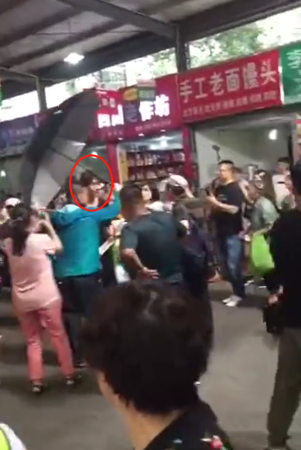 Baby菜市场拍戏被偶遇!光腿抱个大热水袋,颜值太高被路人盯着看