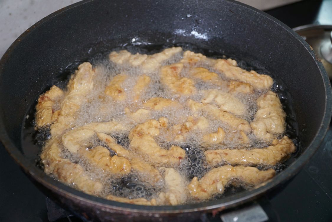 炸小酥肉，面糊记得用这3样混合就行了，外酥里嫩，放凉也好吃