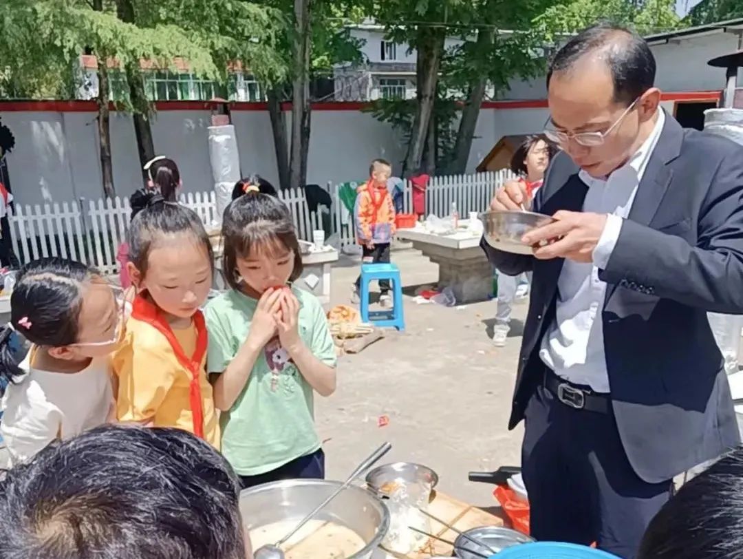 四川天府新区三星小学在学生中开展餐厨活动以实践劳动课程