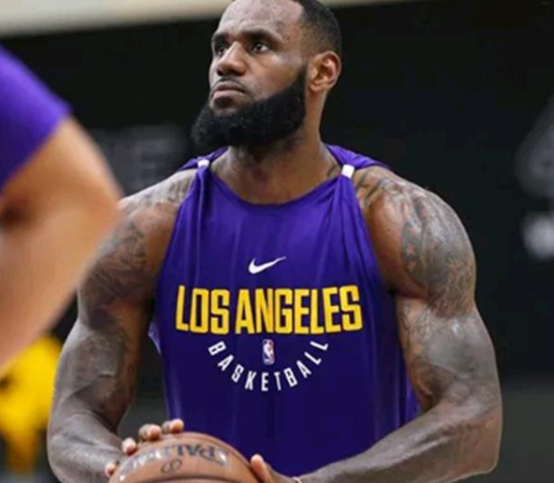 nba球员为什么穿紧身裤(在NBA，当你肌肉强壮到一定程度 球衣就能穿出紧身衣效果)