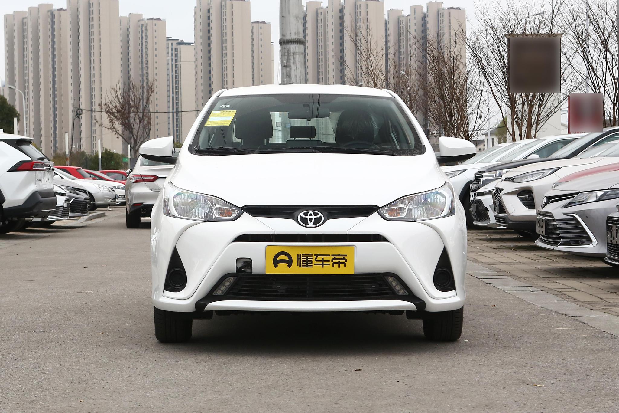 详细体验丰田YARIS L致享，百公里综合油耗4.9L，起售价7.98万元