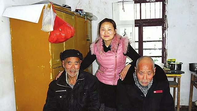 安徽光棍兄弟收养弃婴，给拖拉机装土赚奶粉钱，34年后女婴成教师