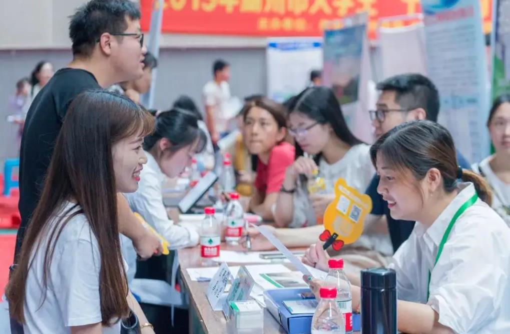 大学生年年拿奖学金，就代表“优秀”吗？为何社会对他们更青睐