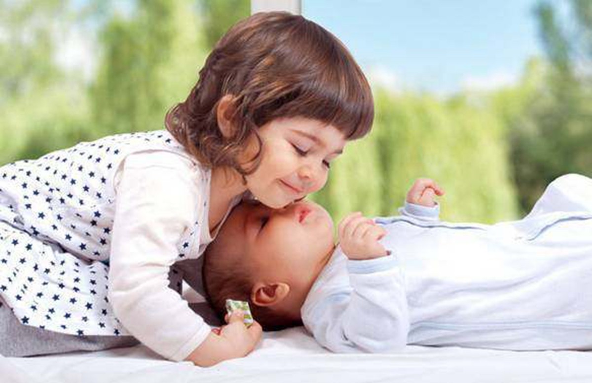 二胎家庭想要和谐关键还得看父母，做好3点，两个孩子相处更融洽