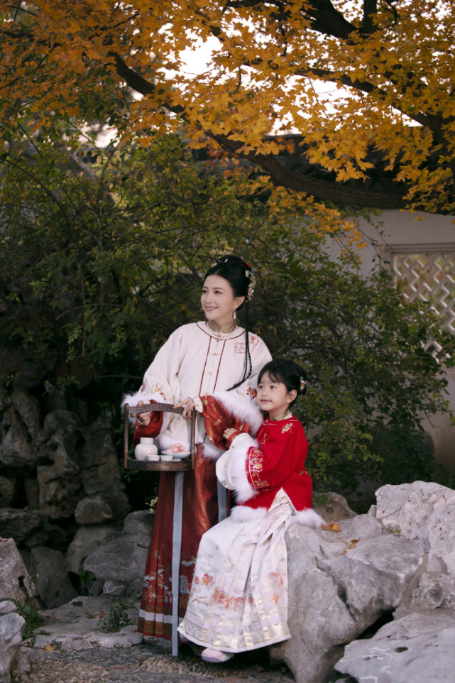 包文婧晒母女古风写真庆元旦，饺子变豁牙小萌妹，越长大越好看