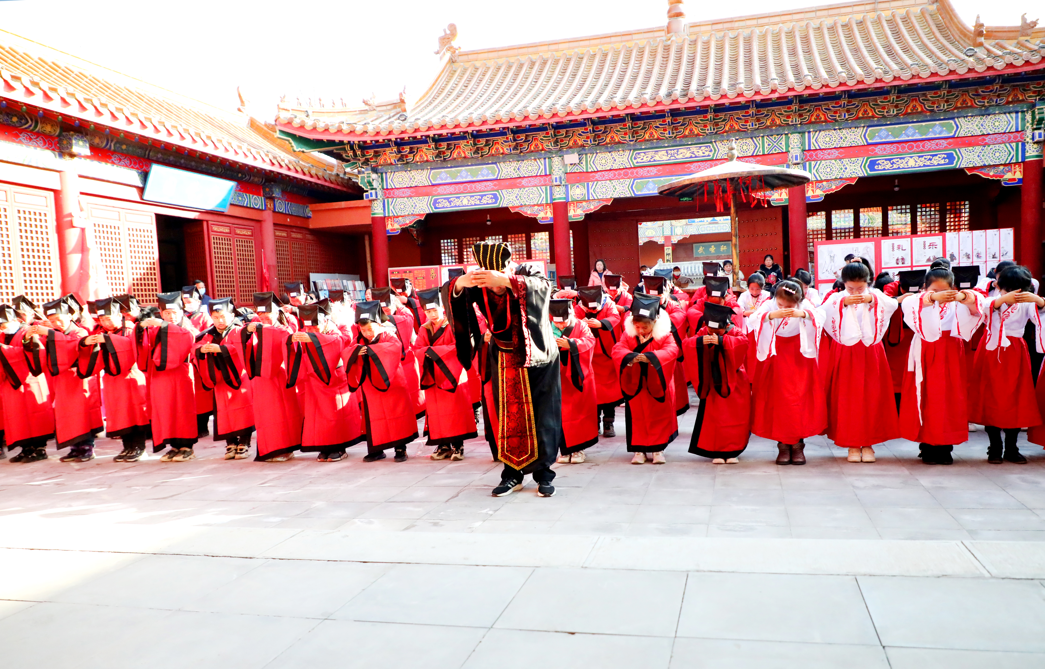 學(xué)習(xí)國(guó)學(xué)文化 傳承華夏文脈——天中晚報(bào)小記者研學(xué)活動(dòng)走進(jìn)皇家驛站孔子書院