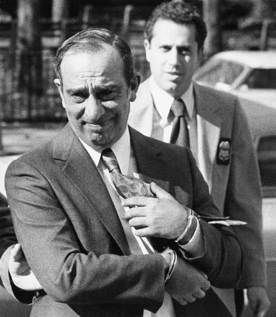 10岁被逼阅遍成人片，参加迷乱派对！美国千金童年惊掉网友下巴