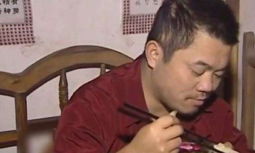 复旦高材生卧床啃老3年，对母亲拳打脚踢：我现在这样都是你害的