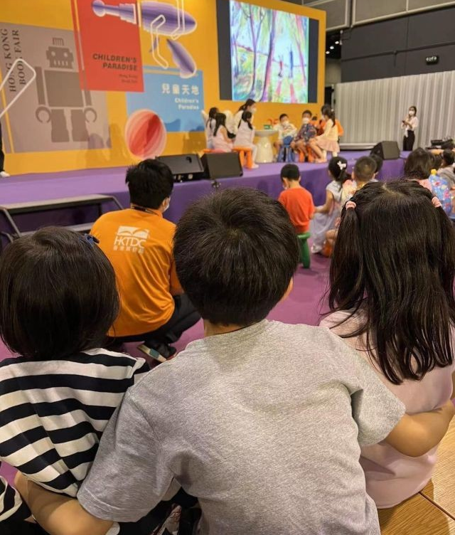 郭晶晶大女儿霍中妍，扎公主发穿粉裙很甜美，还背着蓝书包超惹眼