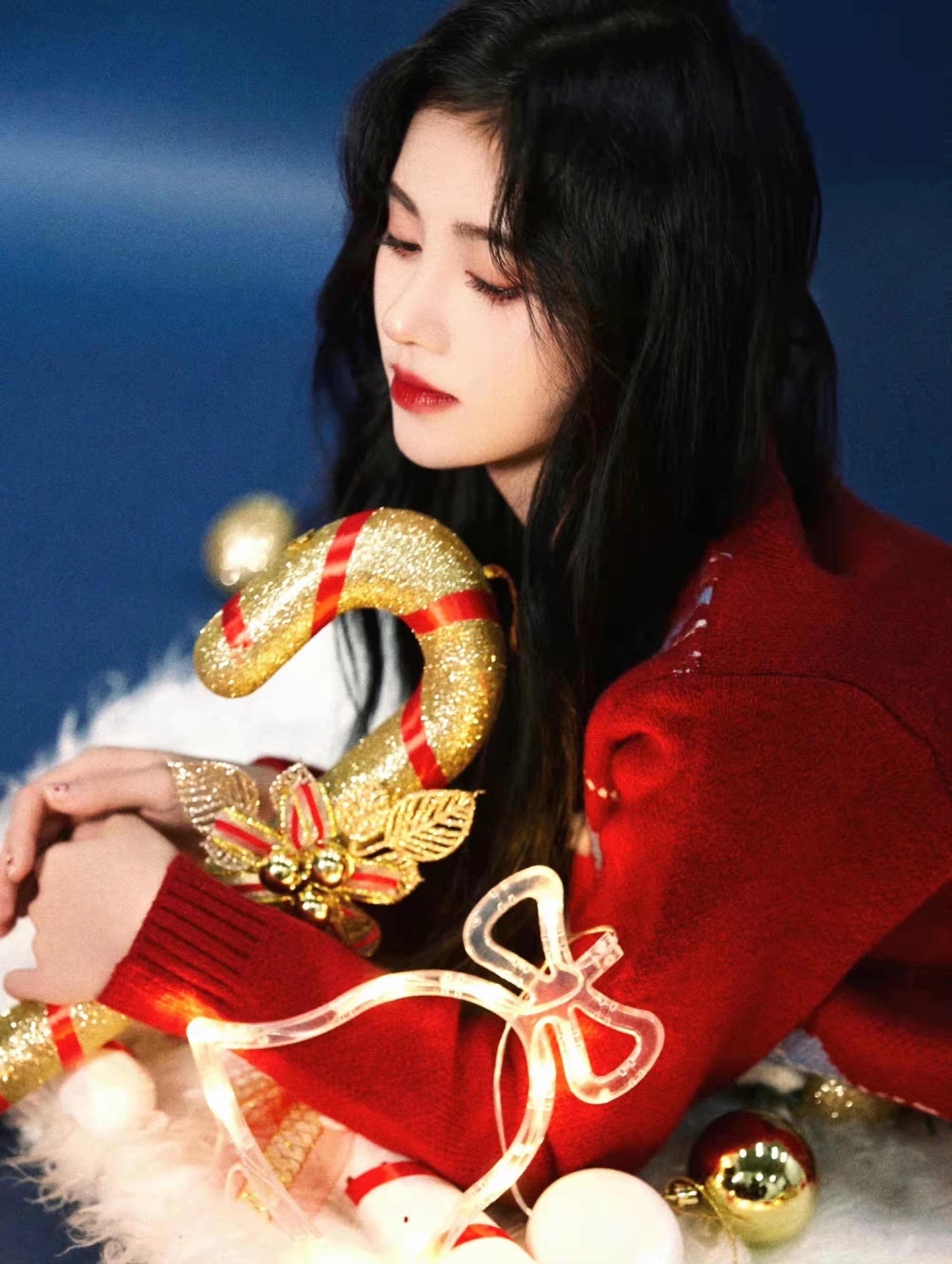 女星圣诞节造型惊艳!宋祖儿性感秦岚秀美腿,赵雅芝露香肩太甜美