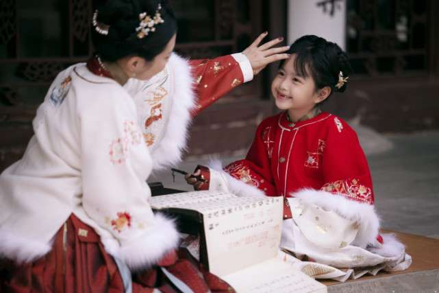 包文婧晒母女古风写真庆元旦，饺子变豁牙小萌妹，越长大越好看