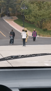 爸，你旁边的叔叔好帅，爸爸：这是你妈，网友当场笑喷了，哈哈哈