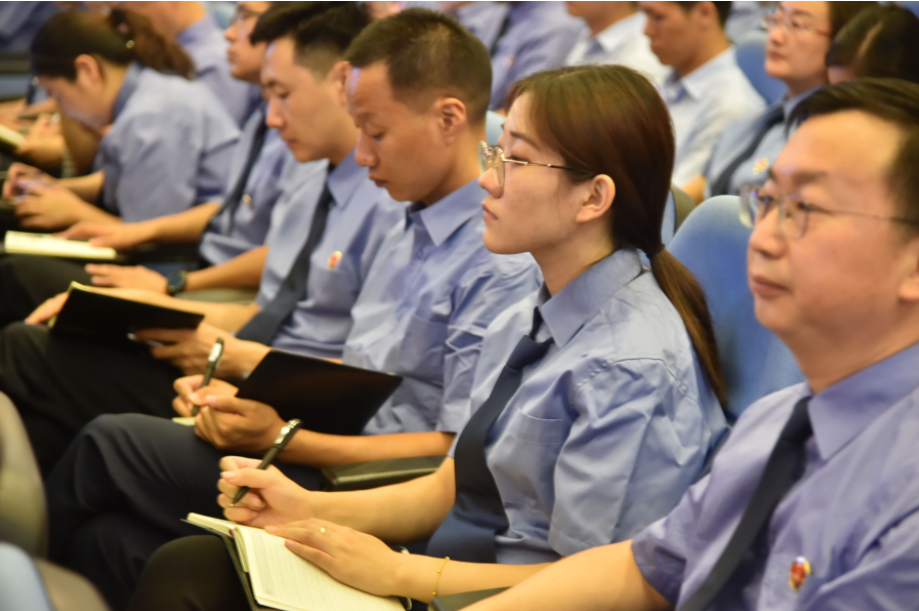 刘昊然考取事业编，关晓彤端起“铁饭碗”，宇宙的尽头是体制内？