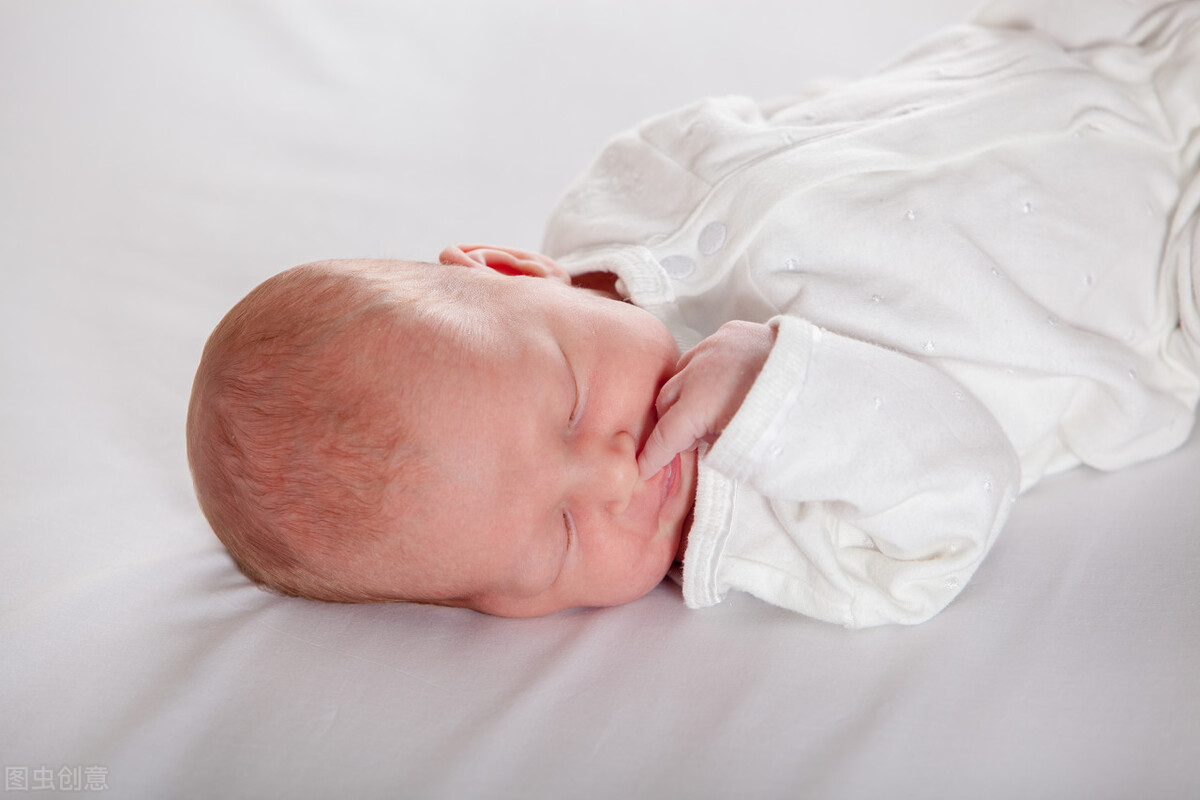 婴儿侧睡正确姿势图片（腰椎间盘突出）-幼儿百科-魔术铺
